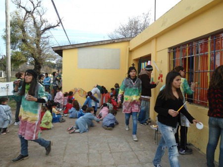 Acción Utópica pintando Jardín Rayito de Sol